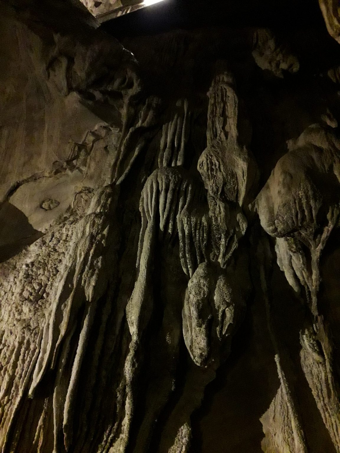 Que ver en Canfranc: Ruta de los búnkeres y Cuevas Villanúa – Vamos a