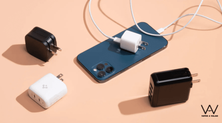 Un smartphone con diferentes enchufes del mundo
