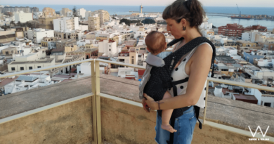 Mujer con un bebé en un portabebés en la ciudad de Almería