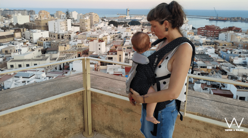 Mujer con un bebé en un portabebés en la ciudad de Almería