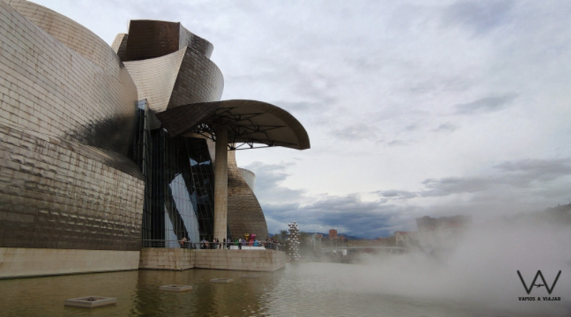 Museo Guggenheim de Bilbao rodeado de niebla
