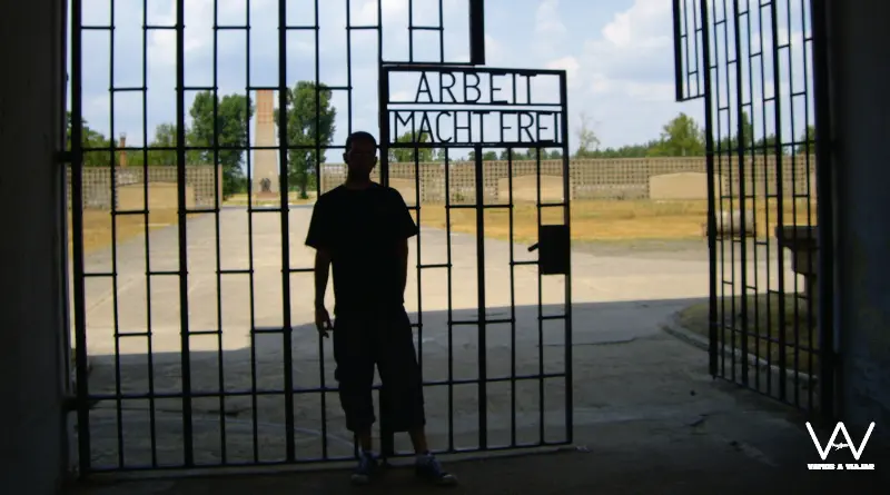 "El trabajo os hará libres". Texto en la puerta del Campo de Concentración de Sachsenhausen