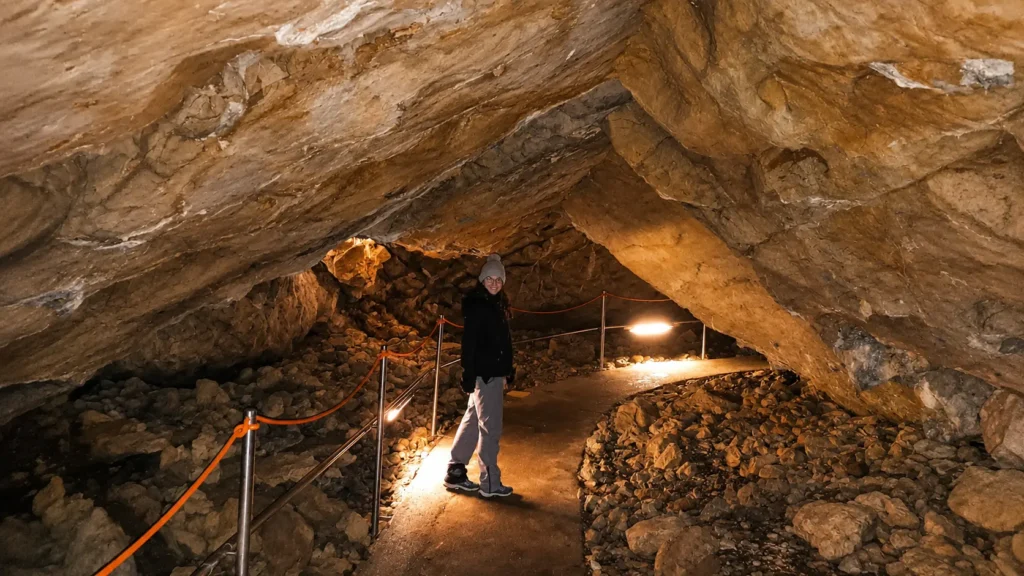 Cómo visitar la Cueva de las Güixas en Villanúa