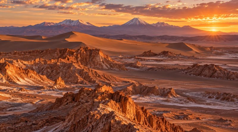 Paisaje del Valle de la Luna y los Andes cerca de San Pedro de Atacama, Chile
