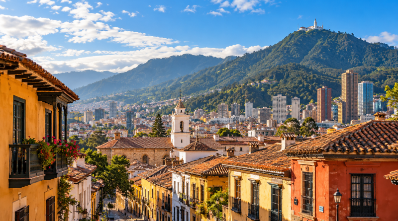 Tejados y fachadas de La Candelaria en Bogotá con Monserrate al fondo