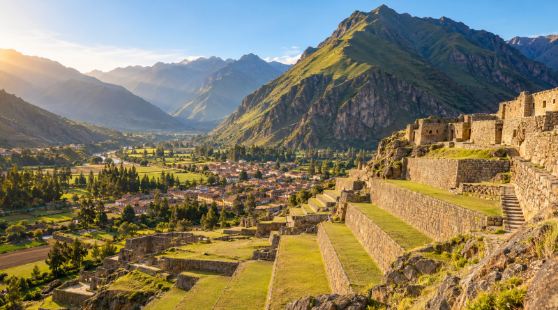Terrazas incas y paisaje del Valle Sagrado en Ollantaytambo, Perú